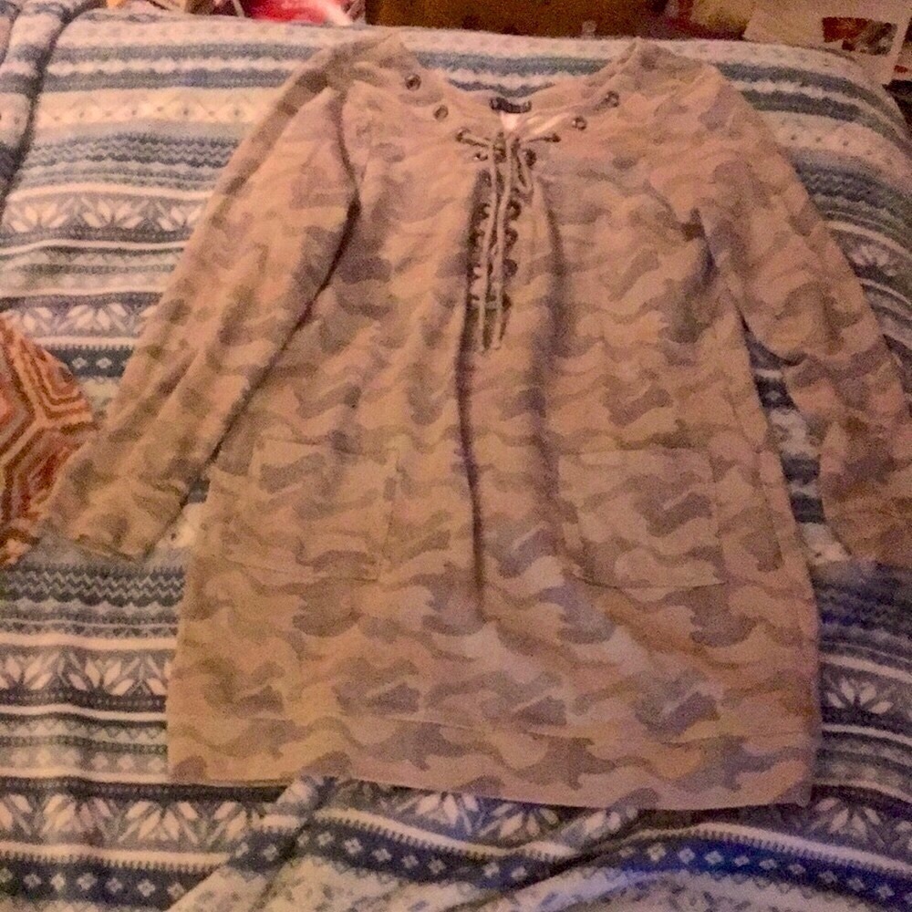 Venus L camo top
